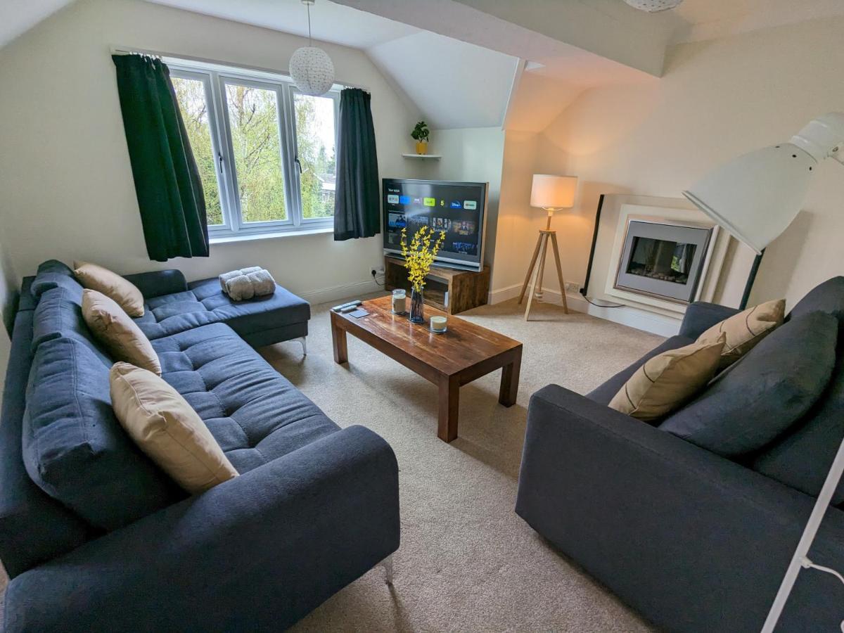 גילדפורד Large Apartment With Parking מראה חיצוני תמונה