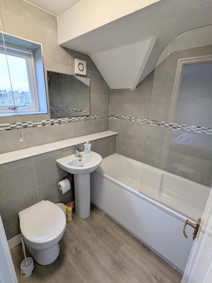 גילדפורד Large Apartment With Parking מראה חיצוני תמונה