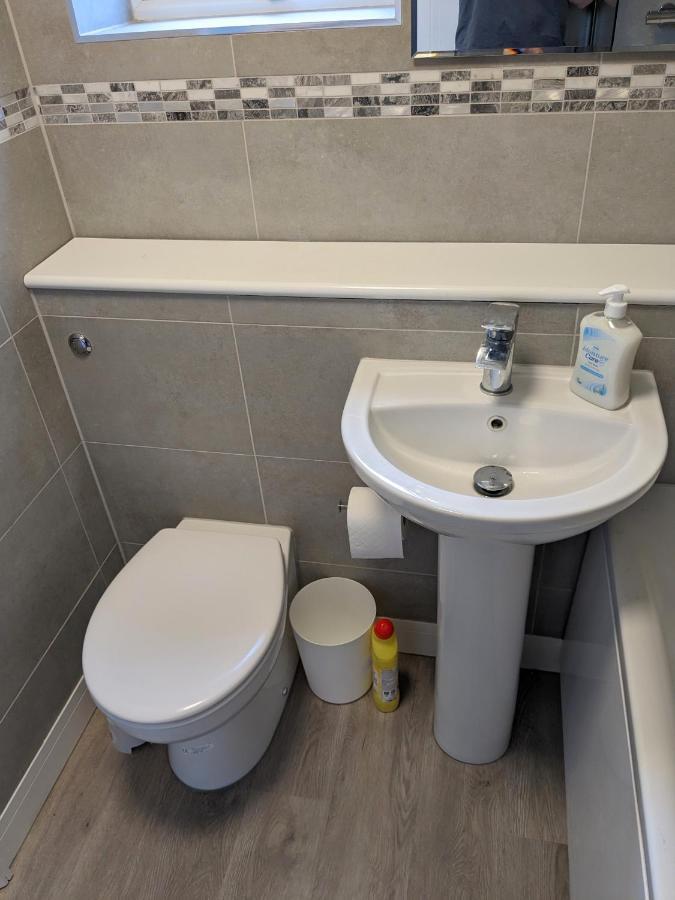 גילדפורד Large Apartment With Parking מראה חיצוני תמונה