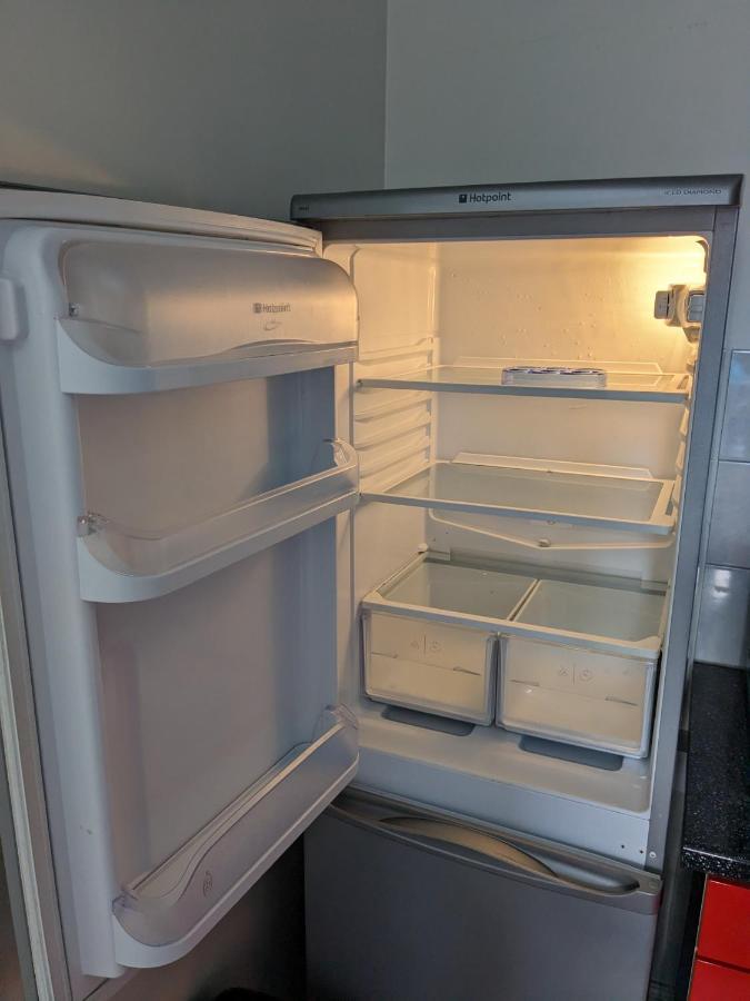 גילדפורד Large Apartment With Parking מראה חיצוני תמונה