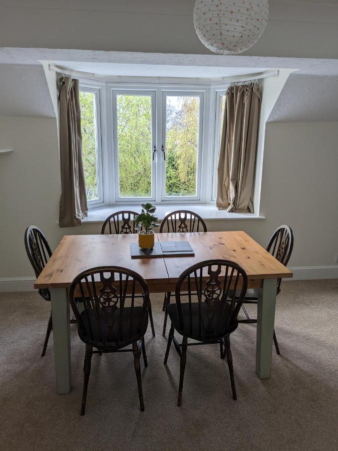 גילדפורד Large Apartment With Parking מראה חיצוני תמונה