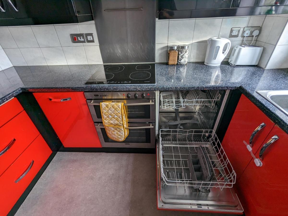 גילדפורד Large Apartment With Parking מראה חיצוני תמונה