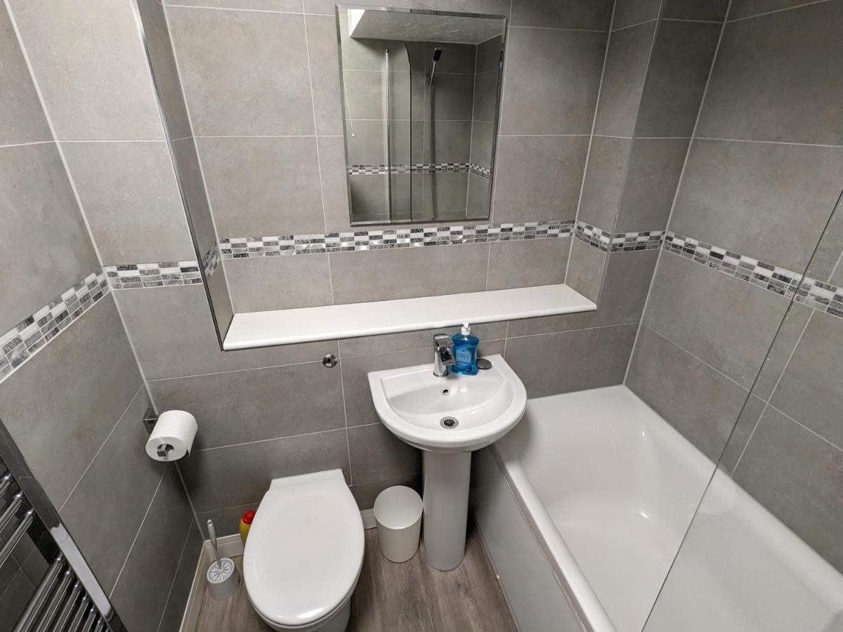 גילדפורד Large Apartment With Parking מראה חיצוני תמונה