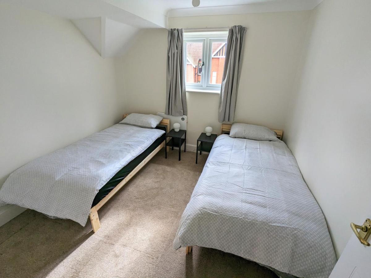 גילדפורד Large Apartment With Parking מראה חיצוני תמונה