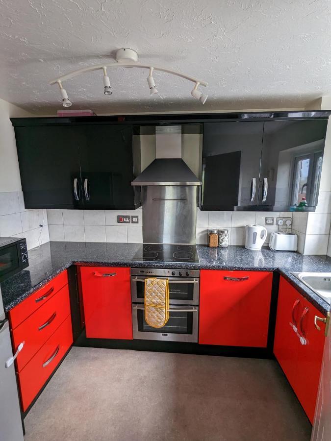 גילדפורד Large Apartment With Parking מראה חיצוני תמונה