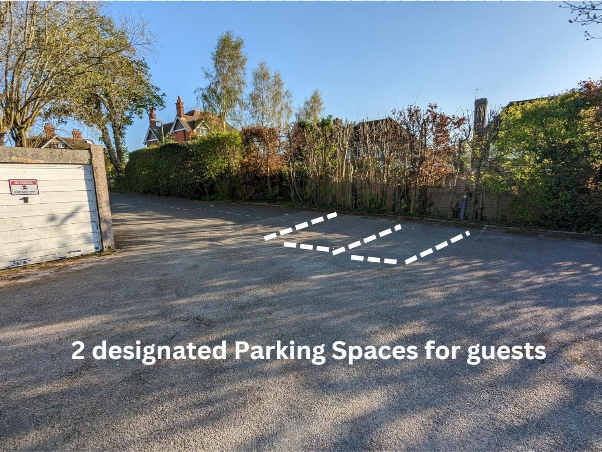 גילדפורד Large Apartment With Parking מראה חיצוני תמונה